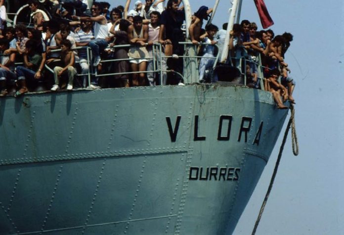 Larrivo-della-nave-Vlora-dallAlbania-nel-1991-3